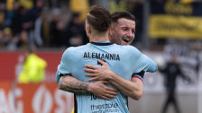 Keeper Marcel Johnen (vorne, Archivbild) hat mit seiner Alemannia nun Matchball.