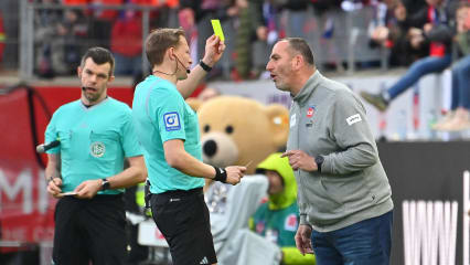 Schiedsrichter Martin PETERSEN zeigt Frank SCHMIDT (Trainer Heidenheim) die Gelbe Karte,Verwarnung. Fussball 1. Bundesliga Saison 2023 2024, 26.Spieltag, Spieltag26, 1.FC Heidenheim - Borussia Moenchengladbach 1-1 am 16.03.2024 , VOITH A R E N A *** Referee Martin PETERSEN shows Frank SCHMIDT Trainer Heidenheim the yellow card, warning Soccer 1 Bundesliga Season 2023 2024, Matchday 26, Matchday 26, 1 FC Heidenheim Borussia Moenchengladbach 1 1 on 16 03 2024 , VOITH A R E N A