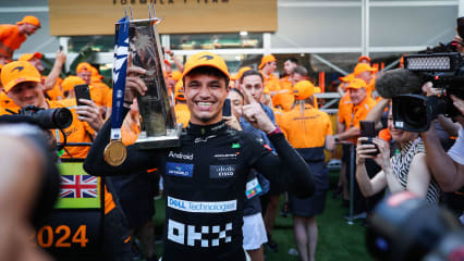 Stolz zeigt Lando Norris den Siegerpokal.