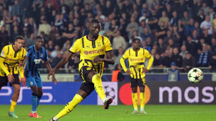 Fußball: Champions League, FC Brügge - Borussia Dortmund, Vorrunde, 1. Spieltag, Jan-Breydel-Stadion, Dortmunds Sehrou Guirassy (2.v.r) erzielt den Treffer zum 0:3 vom Elfmeterpunkt.