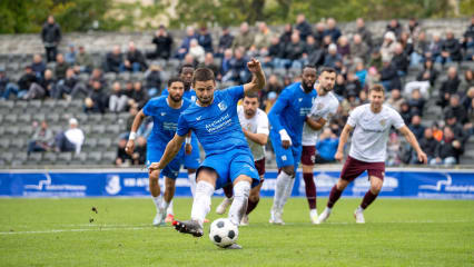 Patrick Knapp (VSG Altglienicke) erzielt per Elfmeter das Tor zum 1:0 gegen Leon Bätge.
