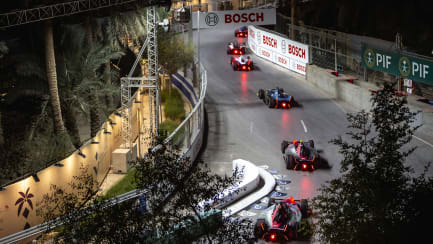 Viel Formel-E-Verkehr auf dem Kurs von Riad.