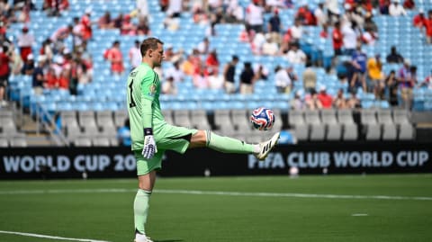 Keeper erklärt Rasen mit Badelatschen-Effekt