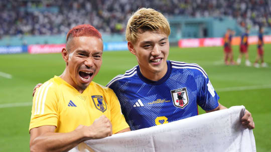 Yuto Nagatomo (li.) und Ritsu Doan feiern den Sieg gegen Spanien.