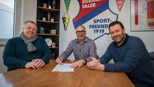 Uwe Quirmbach (links) und Patrick Reifenscheidt (rechts) konnten Thorsten Wörsdörfer von einem Comeback als Trainer beim Westerwälder Oberligisten ab Juli 2023 überzeugen.