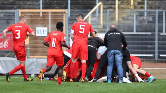 Käner Jubeltraube zum Abschied: 4:2 gewann der 1. FC Kaan-Marienborn sein letztes Regionalliga-Spiel.