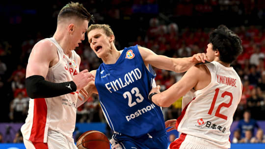 Kein Durchkommen für Finnland und Lauri Markkanen (M.). Japan schlug den EM-Viertelfinalisten klar.