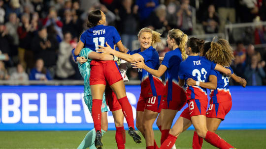 Finalsiegerinnen: US-Torhüterin Alyssa Naeher (li., verdeckt) wird von ihren Teamkolleginnen bestürmt.