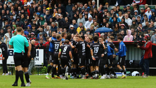 Riesige Freude beim SV Todesfelde: Durch ein 5:3 in Hamburg steigt der Meister der Oberliga Schleswig-Holstein in die Regionalliga Nord auf.