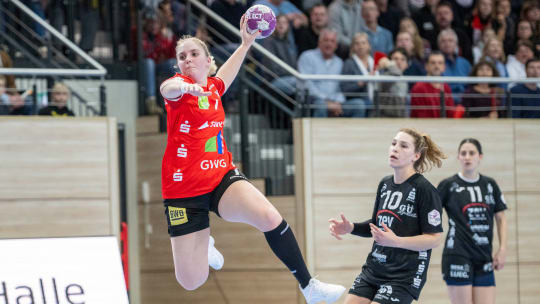 Franziska Fischer (mit Ball) bekommt von den Handball-Luchsen einen Vertrag.