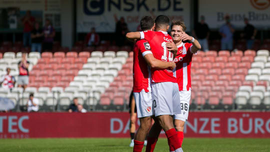 Cottbus, Deutschland 21. September 2024:
3. Liga - 2024/2025 - FC Energie Cottbus vs. VfB Stuttgart II 

Im Bild: Mitte Tolcay Cigerci (Energie Cottbus) jubelt nach seinem Tor zum 1:0 mit v.l. Dominik Pelivan (Energie Cottbus) und Janis Juckel (Energie Cottbus)



///  DFB regulations prohibit any use of photographs as image sequences and/or quasi-video. ///