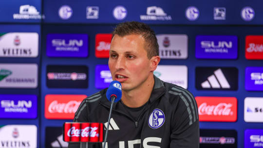 26.09.2024, Fussball, Saison 2024 2025, 2. Bundesliga, Pressekonferenz FC Schalke 04, Interimstrainer Jakob Fimpel (FC Schalke 04) Gelsenkirchen NRW Deutschland xRHR-FOTO TRx *** 26 09 2024, Football, Season 2024 2025, 2 Bundesliga, Press conference FC Schalke 04, Interim coach Jakob Fimpel FC Schalke 04 Gelsenkirchen NRW Germany xRHR PHOTO TRx Copyright: TimxRehbein RHR-FOTOx RHR-FOTO TR