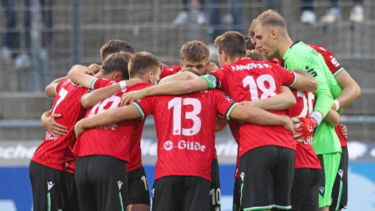 Mannschaftskreis, Mannschaft, Einschwören, (Hannover 96 II) Fussball 3. Liga TSV 1860 Muenchen - Hannover 96 II Gruenwalderstadion 25.09.2024 FOTO: Mladen Lackovic LakoPress *** Team circle, Team, Swearing-in, Hannover 96 II Football 3 Liga TSV 1860 Muenchen Hannover 96 II Gruenwalderstadion 25 09 2024 PHOTO Mladen Lackovic LakoPress