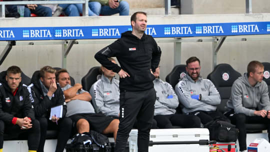 3. Liga - SV Wehen Wiesbaden - VfL Osnabrück am 28.09.2024 in der BRITA-Arena in Wiesbaden Trainer Pit Reimers (Osnabrueck) unzufrieden, enttäuscht, enttaeuscht, niedergeschlagen. *** 3 Liga SV Wehen Wiesbaden VfL Osnabrück on 28 09 2024 at the BRITA Arena in Wiesbaden Coach Pit Reimers Osnabrueck dissatisfied, disappointed, disappointed, dejected MT