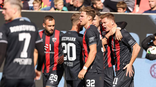 Jubel und Erleichterung: Ingolstadts Sebastian Grönning wird von seinen Teamkollegen für den Siegtreffer gegen Rostock gefeiert.