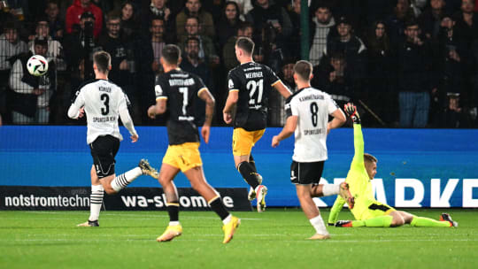 25-09-2024 pmk NH127478 Fussball Herren 3.Liga Saison 2024 2025 Sportclub-Arena Verl SC Verl - SG Dynamo Dresden Tor zum 0-1 durch MEISSNER (21) Robin MEISSNER (21) Dresden *** 25 09 2024 pmk NH127478 Soccer Men 3 League Season 2024 2025 Sportclub Arena Verl SC Verl SG Dynamo Dresden Goal to 0 1 by MEISSNER 21 Robin MEISSNER 21 Dresden