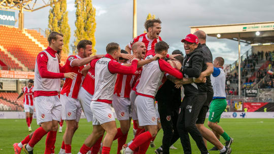 Jubeltraube um Pele Wollitz (re.): der FC Energie nach dem Heimsieg über Saarbrücken.