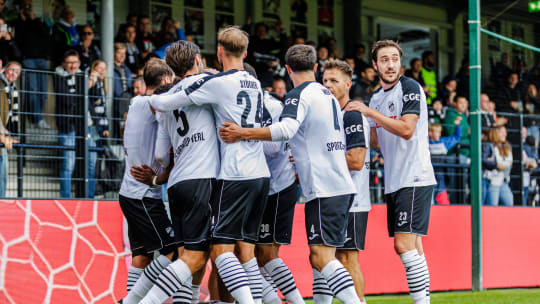 Erster Sieg nach fünf Spielen: Verl bejubelt den Führungstreffer von Berkan Taz gegen Unterhaching.