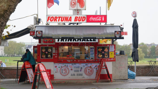 Die "Fortuna Bud" steht am Joseph-Beuys-Ufer in Düsseldorf.