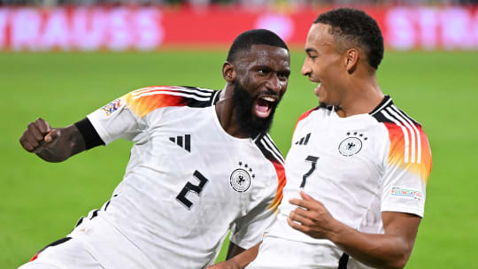 Siegtorfreuden: Antonio Rüdiger bejubelt mit Jamie Leweling (re.) dessen erstes Länderspieltor.