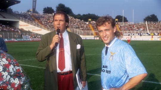 Thomas Doll wird beim Hamburger SV verabschiedet. Präsident Jürgen Hunke hält eine Ansprache.