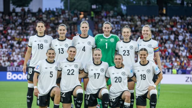 Das Team posiert kurz vor dem Anpfiff.