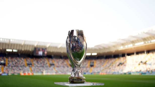 Paris St. Germain und Tottenham Hotspur trafen im Supercup aufeinander. Vor dem Spiel stand das Objekt der Begierde im Mittelpunkt...