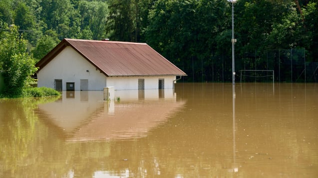 Hochwassergebiet in Günzburg: Ein Sportplatz steht mit komplett unter Wasser.