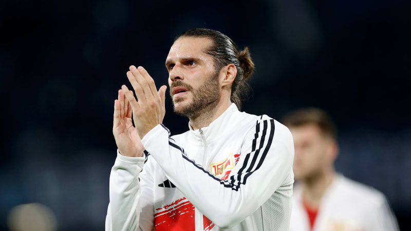 NAPLES, ITALY - NOVEMBER 8: Christopher Trimmel of 1. FC Union Berlin gestures during the UEFA Champions League match between SSC Napoli and 1. FC Union Berlin at Stadio Diego Armando Maradona on November 8, 2023 in Naples, Italy. (Photo by Matteo Ciambelli / DeFodi Images via Getty Images)