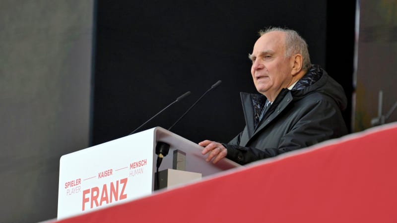 19.01.2024, Fussball 1. Bundesliga 2023 2024, FC Bayern München, Gedenkfeier für Franz Beckenbauer, in der Allianz-Arena München. Ehren-Präsident und Aufsichtsratsmitglied Uli Hoeneß (FC Bayern, Hoeness) hält eine Rede zu ehren von Franz Beckenbauer *** 19 01 2024, Football 1 Bundesliga 2023 2024, FC Bayern Munich, memorial service for Franz Beckenbauer, in the Allianz Arena Munich Honorary President and Supervisory Board member Uli Hoeneß FC Bayern, Hoeness gives a speech in honor of Franz Beckenbauer