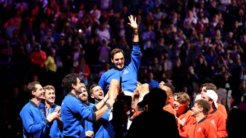 (230110) -- BEIJING, Jan. 10, 2023 -- Team Europe and Team World players lift Roger Federer (top) of Switzerland at the end of Roger Federer s last match after announcing his retirement at the Laver Cup in London, Britain, Sept. 24, 2022. ) (SP)XINHUA-PICTURES OF THE YEAR 2022 LixYing PUBLICATIONxNOTxINxCHN