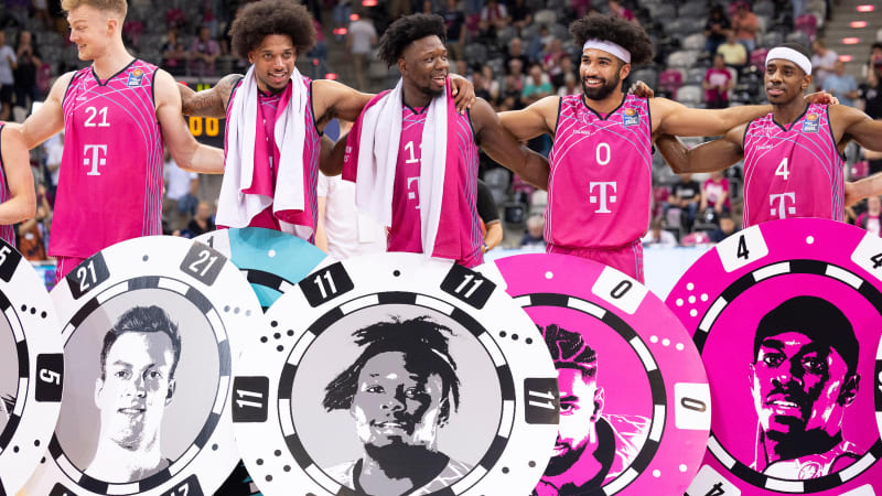 Freude ueber den Sieg und den direkt Einzug in die Play-Offs, v.l.n.r. Florian KOCH (BON, 12), Savion FLAGG (BON, 1), Brian FOBBS (BON, 11), Tyreese BLUNT (BON, 0) und Glynn WATSON (BON, 4), Jubel, Lachen. Endstand 90:69, Basketball 1. Bundesliga / Telekom Baskets Bonn-MHP Riesen Ludwigsburg / BON vs LUD / Play-Ins 1. Spiel, im T E L E K O M   D O M E, am 14.05.2024 
?