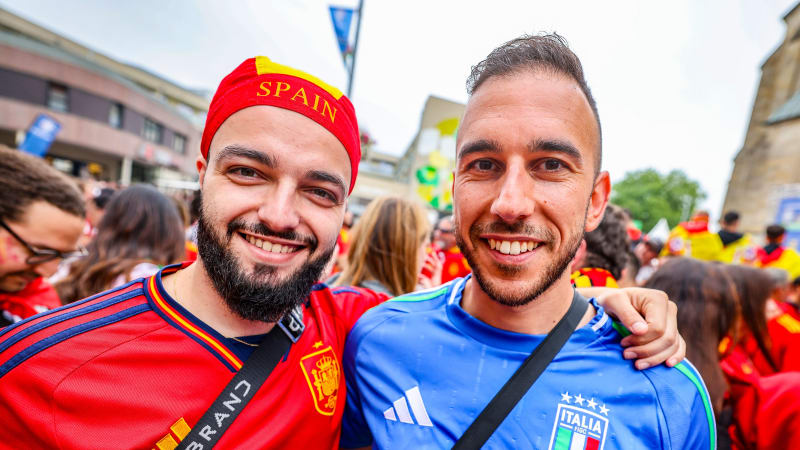 Fußball: EM, Spanien - Italien, Vorrunde, Gruppe B, 2. Spieltag, Ein spanischer Fan (l) und ein italienischer Fan feiern vor dem Spiel gemeinsam in Gelsenkirchen-Buer.