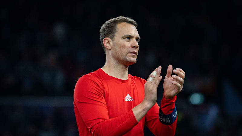 BIRMINGHAM, ENGLAND - OCTOBER 02: (EDITORS NOTE: Image has been digitally enhanced.) Manuel Neuer of FC Bayern Muenchen claps to the audience after the UEFA Champions League 2024/25 League Phase MD2 match between Aston Villa FC and FC Bayern München at Villa Park on October 02, 2024 in Birmingham, England. (Photo by S. Mellar/FC Bayern via Getty Images)
