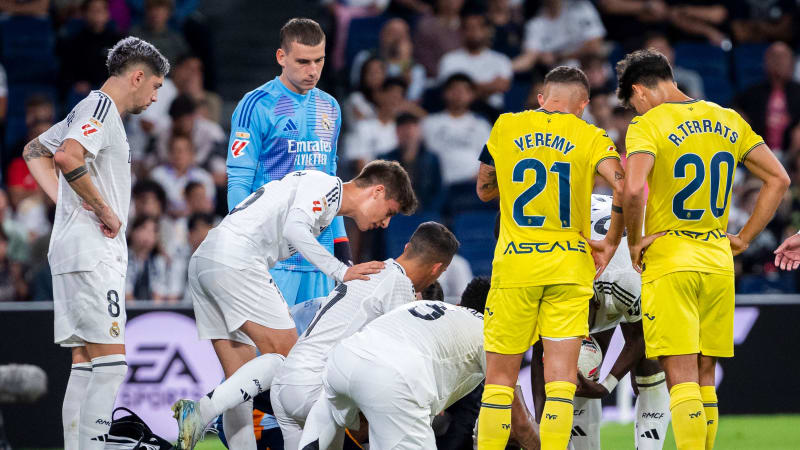 Real Madrid CF vs Villarreal CF - La Liga EA Sports 2024 25 A large group of players from both teams gather around the injured player Daniel Carvajal of Real Madrid CF that seen on the ground during the La Liga EA Sports 2024 25 football match between Real Madrid CF vs Villarreal CF at Estadio Santiago Bernabeu on October 05, 2024 in Madrid, Spain. Madrid Estadio Santiago Bernabeu Madrid Spain Copyright: xAlbertoxGardinx AGardin_20241005_Football_Liga_Real_Madrid_vs_Villareal_176