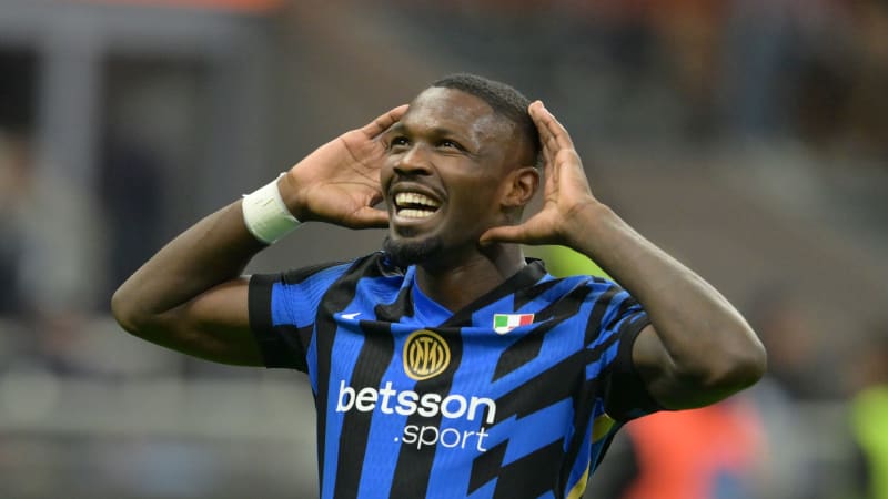 MILAN, ITALY - OCTOBER 05: Marcus Thuram of FC Internazzionale celebrates after scoring goal 3-1 during the Serie A match between FC Internazionale and Torino at Stadio Giuseppe Meazza on October 05, 2024 in Milan, Italy. (Photo by Giuseppe Bellini/Getty Images)