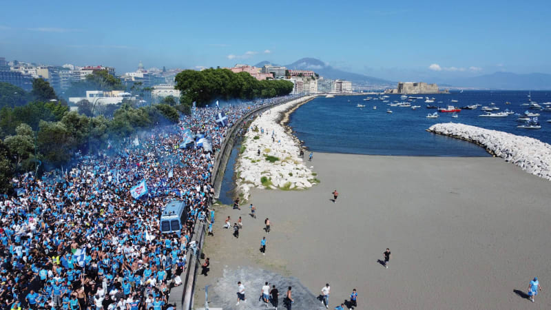 Napoli Team Bus Parades Along Seafront with Fans - Italy Naples, Parade on Lungomare Carcciolo of the open-top buses of Napoli Football Club to celebrate the victory of the 4th championship Italy, Naples on May 26, 2025. Photo by IPA ABACAPRESS.COM Naples Italy PUBLICATIONxNOTxINxFRAxUK Copyright: xIPA ABACAx