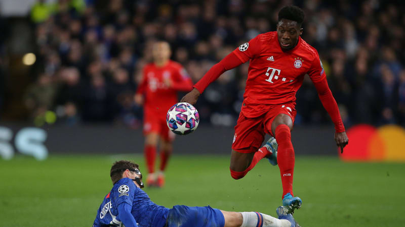 Chelsea vs Bayern Múnich - UEFA Champions League - Octavos de final - Ida - Stamford Bridge, 25 de febrero de 2020, Londres, Reino Unido: Alphonso Davies, del Bayern, evita una entrada de Andreas Chistensen, del Chelsea, durante el partido de la UEFA Champions League en Stamford Bridge, Londres. Fecha de la imagen: 25 de febrero de 2020. Crédito de la imagen: Paul Terry. Sportimage Londres, Reino Unido. SOLO PARA USO EDITORIAL. Copyright: xx ZUMA-20200225_zaf_si1_138.jpg PaulxTerryx csmphototwo663560