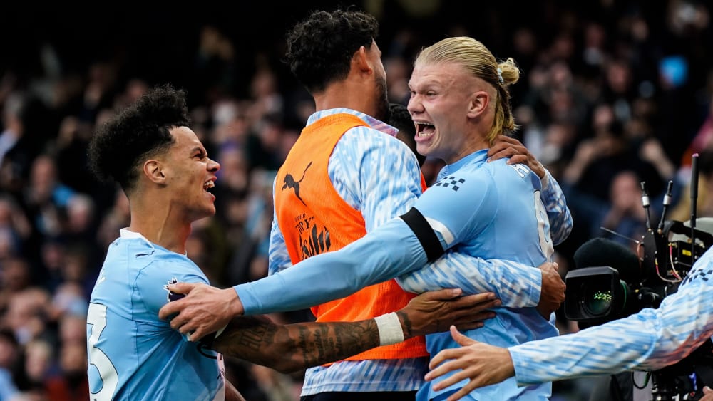 Erling Haaland (re.) traf doppelt im Derby gegen ManUnited.