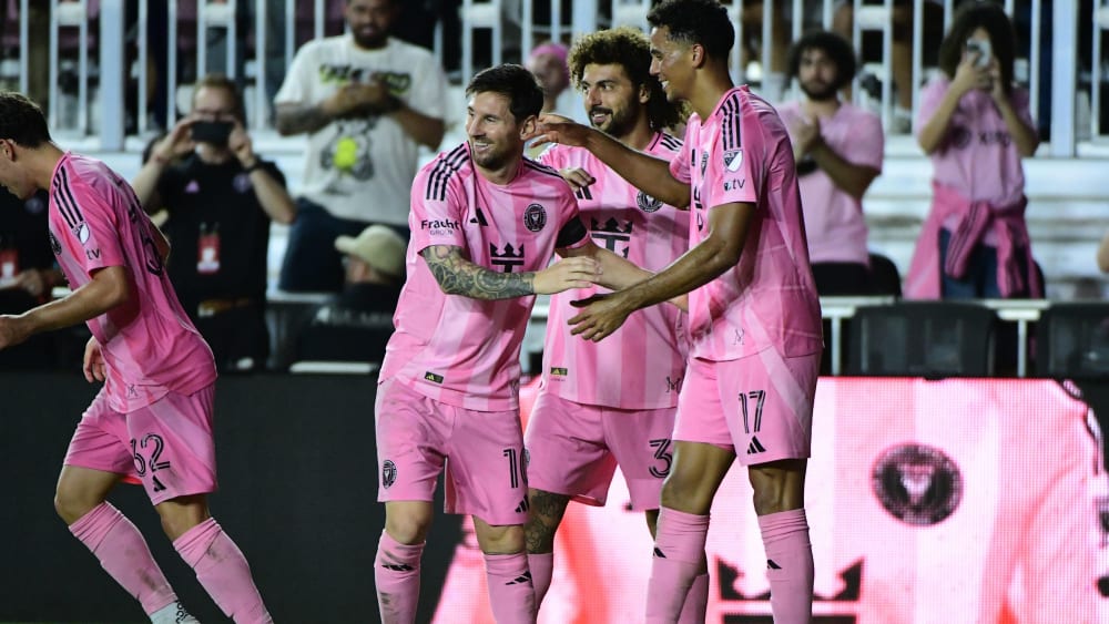 Lionel Messi und Ian Fray (re.).