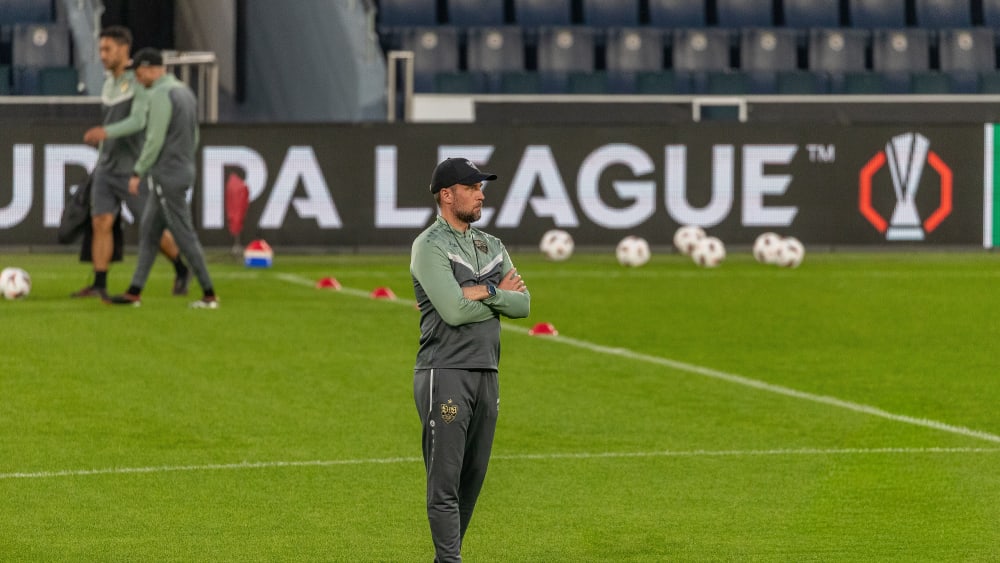 VfB-Trainer Sebastian Hoeneß beim Abschlusstraining am Mittwochabend im Sükrü Saracoglu Spor Kompleksi.