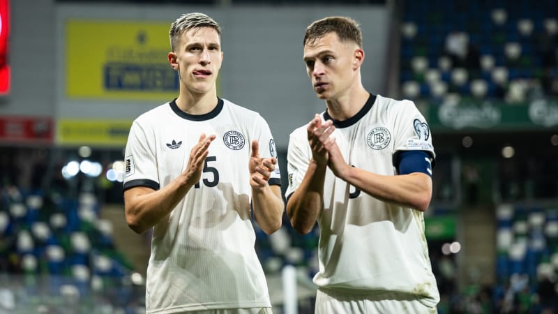 Nico Schlotterbeck e Joshua Kimmich (da sinistra a destra) della Germania festeggiano la vittoria GES/ Calcio/ Qualificazioni Coppa del Mondo 2026: Irlanda del Nord - Germania, 13 ottobre 2025 Calcio / Calcio: Qualificazioni Coppa del Mondo FIFA 2026: Irlanda del Nord contro Germania, Belfast, 13 ottobre 2025