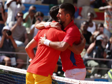Zwei Tennis-Generationen: Carlos Alcaraz und Novak Djokovic (re.) umarmen sich nach dem tollen Olympia-Finale.