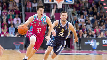Grayson MURPHY (BON 7, li.) am Ball, im Zweikampf gegen Martin HERMANNSSON (BER 15, re.), Aktion. Endstand 70:84, Basketball 1.Bundesliga Telekom Baskets Bonn-ALBA Berlin BON vs BER Hauptrunde 6. Spieltag, im T E L E K O M D O M E, am 02.11.2025 *** Grayson MURPHY BON 7, left on the ball, in a duel against Martin HERMANNSSON BER 15, right , action final score 70 84, Basketball 1 Bundesliga Telekom Baskets Bonn ALBA Berlin BON vs BER Main Round 6 Matchday, in T E L E C O M D O M E, on 02 11 2025