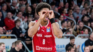 Bamberg, Deutschland 30. Dezember 2025: 1.BBL - 2025 2026 - BMA365 Bamberg Baskets vs. Syntainics MBC Im Bild: Demarcus Demonia (Bamberg) gestikuliert mit den Händen macht dabei eine Brille und streckt die Zunge heraus zu den Zuschauern, nach einen erfolgreichem Angriff. Brose Arena Bayern *** Bamberg, Germany December 30, 2025 1 BBL 2025 2026 BMA365 Bamberg Baskets vs Syntainics MBC In the picture Demarcus Demonia Bamberg gestures with his hands while wearing glasses and sticks out his tongue to the spectators after a successful attack Brose Arena Bayern Copyright: xFotostandx xSchmittx