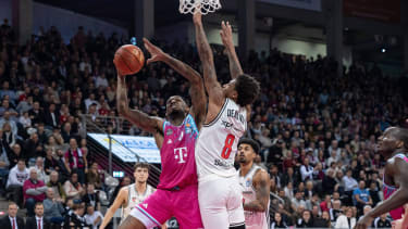 Spielaktion mit Jeff Garrett Jr. (4; Telekom Baskets Bonn), der zum Korb zieht und Demarcus Demonia (8; Bamberg Baskets), der ihn verteidigt am 14. Spieltag der EasyCredit BBL in Bonn. Spielaktion mit Jeff Garrett Jr. (4; Telekom Baskets Bonn) und Demarcus Demonia (8; Bamberg Baskets) *** Game action with Jeff Garrett Jr 4 Telekom Baskets Bonn , who moves to the basket and Demarcus Demonia 8 Bamberg Baskets , who defends it on matchday 14 of the EasyCredit BBL in Bonn Game action with Jeff Garrett Jr 4 Telekom Baskets Bonn and Demarcus Demonia 8 Bamberg Baskets Copyright: xFeyzullahxGökalp feyzofsportsx