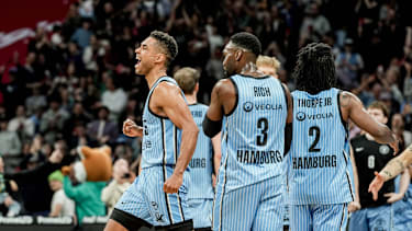 Deutschland: easyCredit BBL, Hauptrunde 2025 26, 22. Spieltag Veolia Towers Hamburg vs FC Bayern München Basketball Barclays Arena (Hamburg): Towers Mannschaft feiert Sieg, Kenneth Ogbe (Veolia Towers Hamburg, 25), Osaro Jürgen Rich (Veolia Towers Hamburg, 3), Leonard Thorpe Jr. (Veolia Towers Hamburg, 2), Zsombor Maronka (Veolia Towers Hamburg, 5) *** Germany easyCredit BBL, Main Round 2025 26, 22 Matchday Veolia Towers Hamburg vs FC Bayern Munich Basketball Barclays Arena Hamburg Towers Team celebrates victory, Kenneth Ogbe Veolia Towers Hamburg, 25 , Osaro Jürgen Rich Veolia Towers Hamburg, 3 , Leonard Thorpe Jr Veolia Towers Hamburg, 2 , Zsombor Maronka Veolia Towers Hamburg, 5 Copyright: xStefanxTrochax