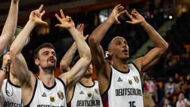GER, FIBA Basketball World Cup 2027, European Qualifiers, Deutschland-Israel. 28.11.2025, Ratiopharm Arena, Neu-Ulm, GER, FIBA Basketball World Cup 2027, European Qualifiers, Deutschland-Israel. Jonas Mattisseck (Deutschland, No15), Louis Olinde (Deutschland, No16) jubeln Â Foto: Alexander Trienitz Neu-Ulm Ratiopharm Arena Bayern Deutschland *** GER, FIBA Basketball World Cup 2027, European Qualifiers, Germany Israel 28 11 2025, Ratiopharm Arena, Neu Ulm, GER, FIBA Basketball World Cup 2027, European Qualifiers, Germany Israel Jonas Mattisseck Germany, No15 , Louis Olinde Germany, No16 cheer Â Photo Alexander Trienitz Neu Ulm Ratiopharm Arena Bayern Germany