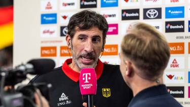 GER, FIBA Basketball World Cup 2027, European Qualifiers, Deutschland-Israel. 28.11.2025, Ratiopharm Arena, Neu-Ulm, GER, FIBA Basketball World Cup 2027, European Qualifiers, Deutschland-Israel. Ãlex Mumbru (Trainer, Deutschland) beim Interview Â Foto: Alexander Trienitz Neu-Ulm Ratiopharm Arena Bayern Deutschland *** GER, FIBA Basketball World Cup 2027, European Qualifiers, Germany Israel 28 11 2025, Ratiopharm Arena, Neu Ulm, GER, FIBA Basketball World Cup 2027, European Qualifiers, Germany Israel Ãlex Mumbru Coach, Germany at the interview Â Photo Alexander Trienitz Neu Ulm Ratiopharm Arena Bayern Germany