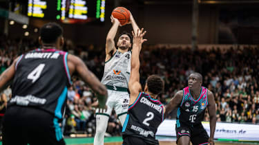 Clayton Guillozet (Gladiators Trier) im Zweikampf mit Jeff Garrett Jr (Telekom Baskets Bonn), Alijah Comithier (Telekom Baskets Bonn) und Kur Jongkuch (Telekom Baskets Bonn), Vet Concept Gladiators Trier vs Telekom Baskets Bonn, Basketball, easyCredit BBL, 10. Spieltag, Saison 2025 2026, 13.12.2025 Vet Concept Gladiators Trier vs Telekom Baskets Bonn, Basketball, easyCredit BBL, 10. Spieltag, Saison 2025 2026, 13.12.2025 *** Clayton Guillozet Gladiators Trier in a duel with Jeff Garrett Jr Telekom Baskets Bonn , Alijah Comithier Telekom Baskets Bonn and Kur Jongkuch Telekom Baskets Bonn , Vet Concept Gladiators Trier vs Telekom Baskets Bonn, Basketball, easyCredit BBL, Matchday 10, Season 2025 2026, 13 12 2025 Vet Concept Gladiators Trier vs Telekom Baskets Bonn, Basketball, easyCredit BBL, Matchday 10, Season 2025 2026, 13 12 2025 Copyright: xEibner-Pressefoto AlexanderxNeisx EP_ANS